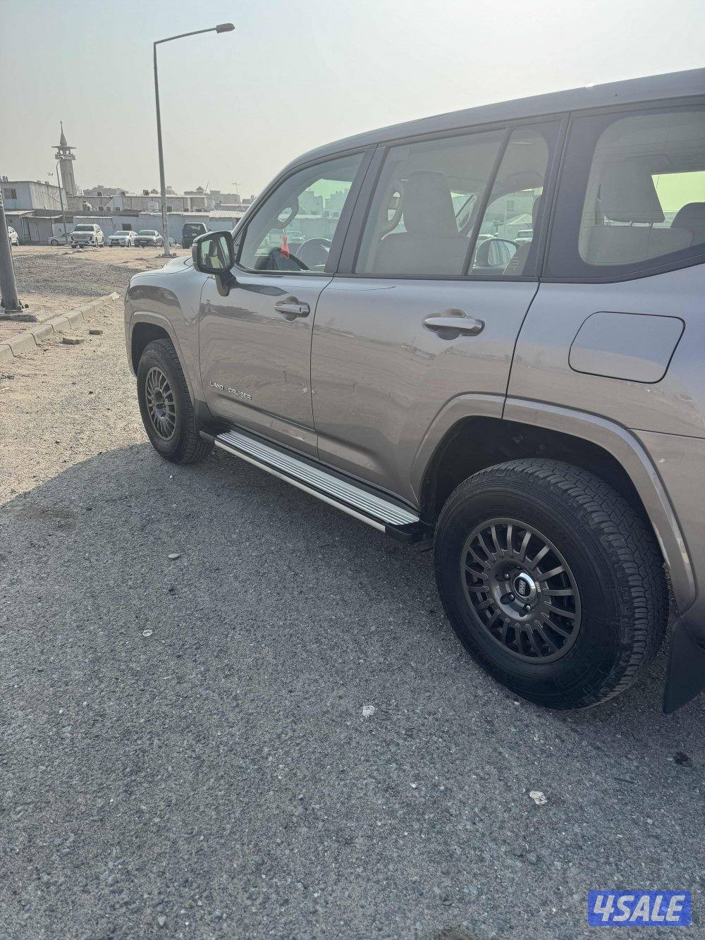 لاندكروزر ٢٠٢٢ ممشى ١٤٠٠٠٠ عليه حماية ٩٥٠ رنقات برايد ٧٥٠ الموتر نظيفف4