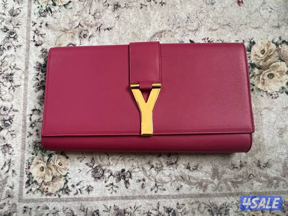 قطعة كلاسيكية نادرة: كلاتش YSL Saint Laurent فوشيا - بحالة ممتازة جدًا0
