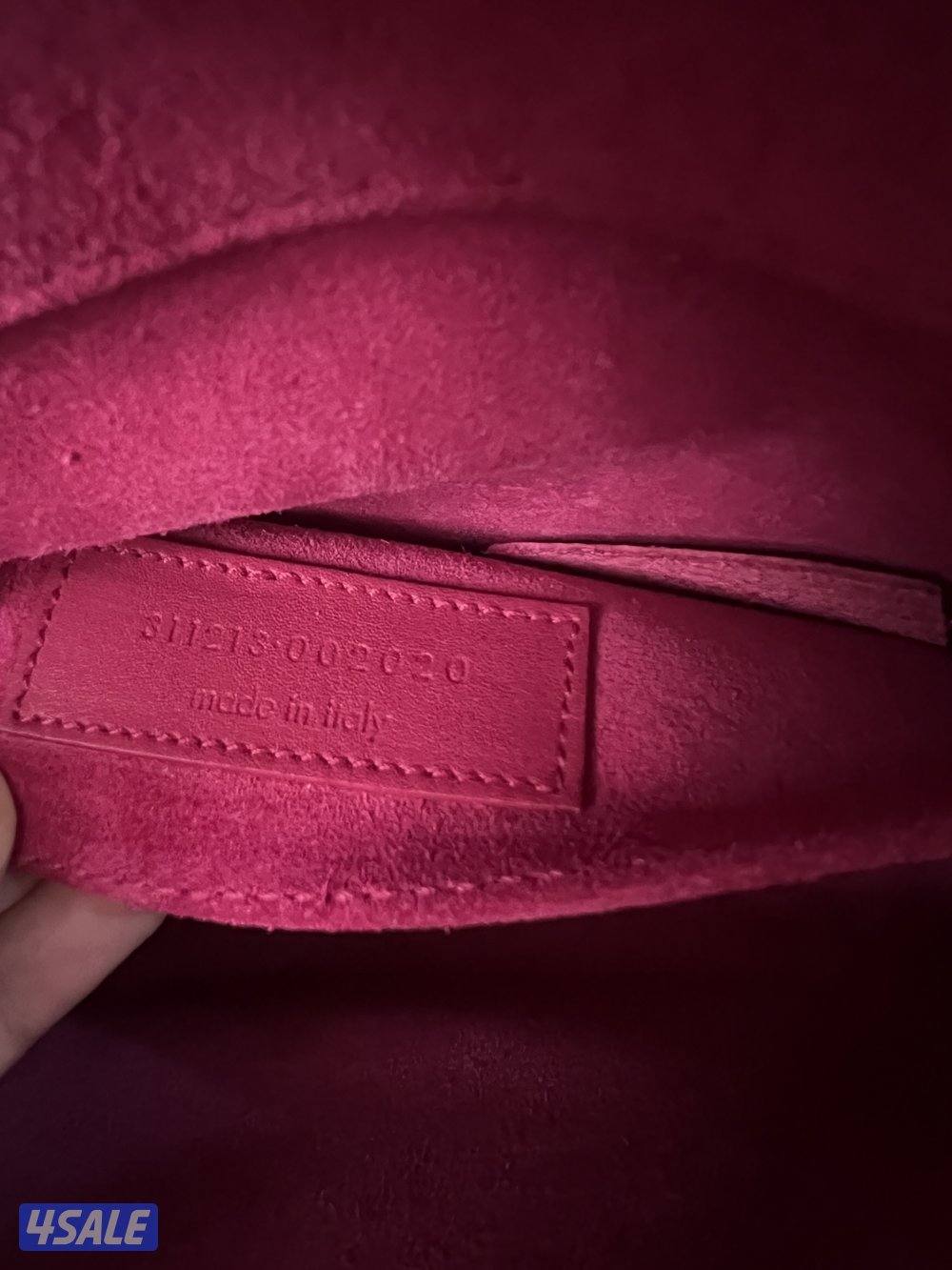 قطعة كلاسيكية نادرة: كلاتش YSL Saint Laurent فوشيا - بحالة ممتازة جدًا1