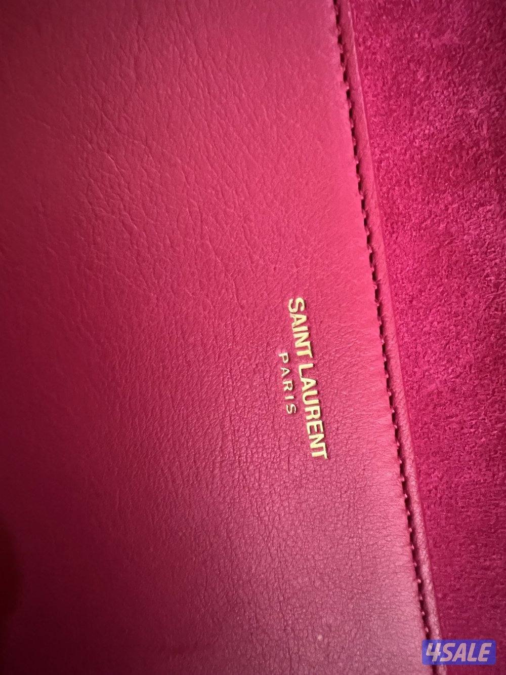 قطعة كلاسيكية نادرة: كلاتش YSL Saint Laurent فوشيا - بحالة ممتازة جدًا2