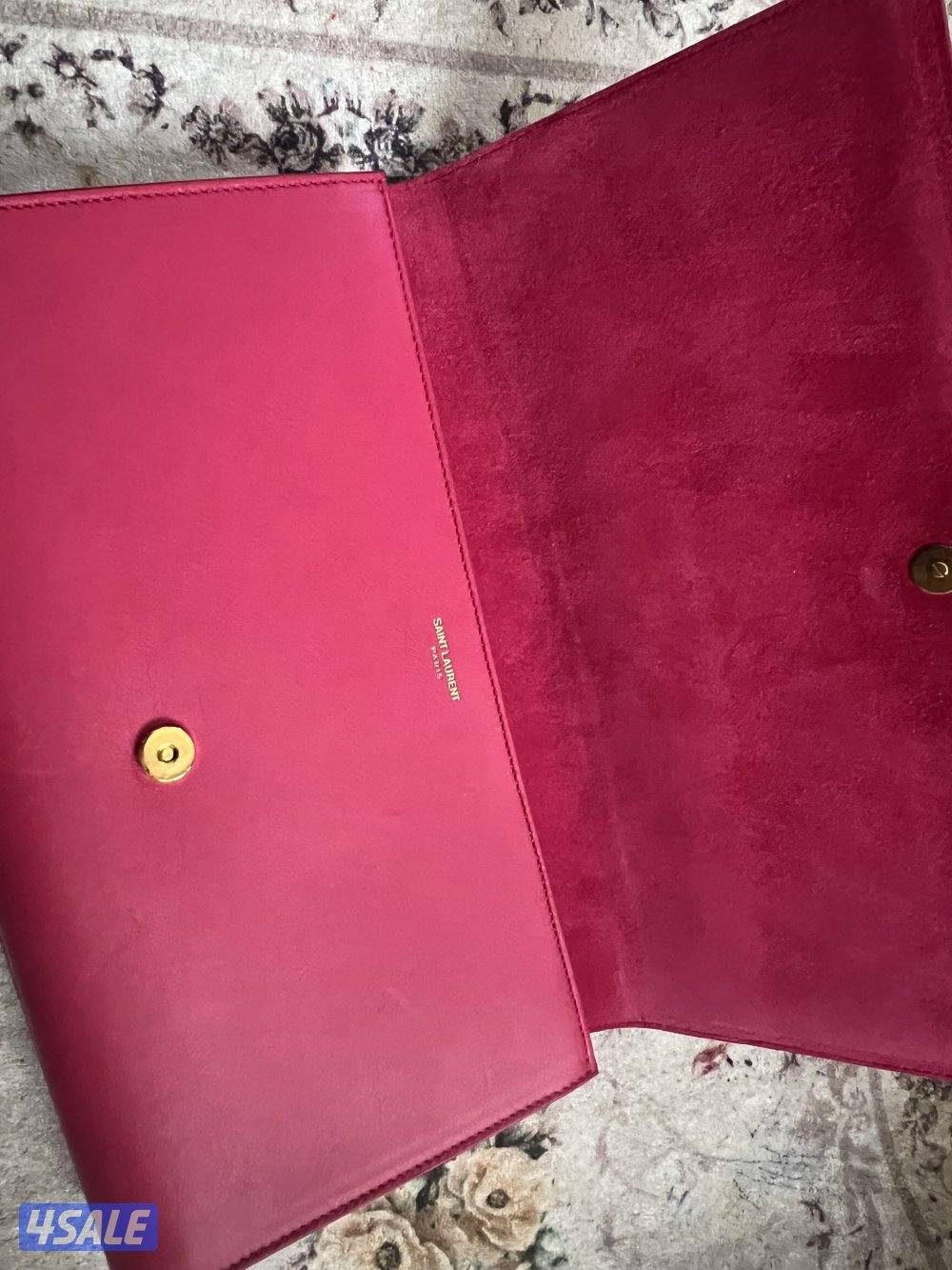 قطعة كلاسيكية نادرة: كلاتش YSL Saint Laurent فوشيا - بحالة ممتازة جدًا3