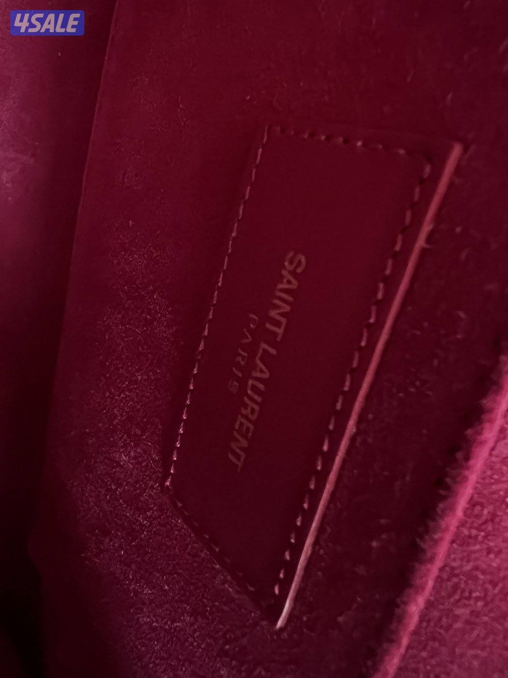 قطعة كلاسيكية نادرة: كلاتش YSL Saint Laurent فوشيا - بحالة ممتازة جدًا5