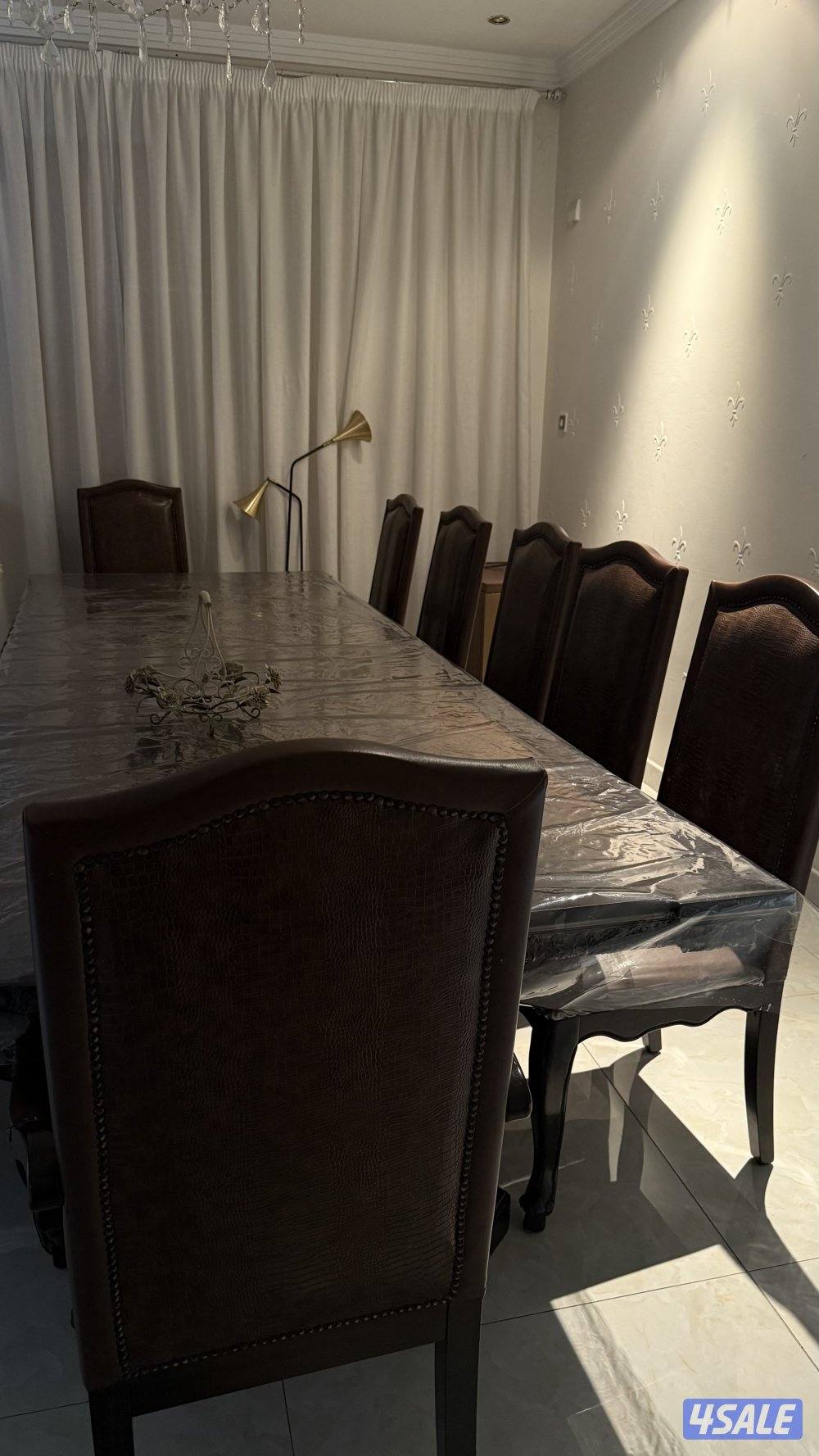 طاوله طعام كبيره من١٢ كرسي سبب البيع النقل التواصل عن طريق الواتساب ف0