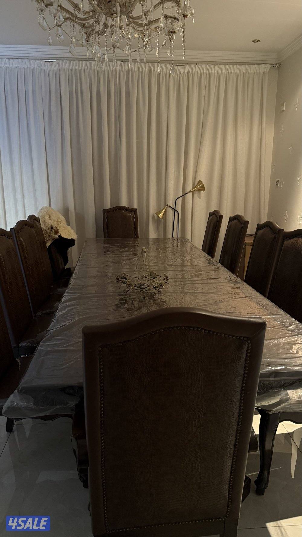 طاوله طعام كبيره من١٢ كرسي سبب البيع النقل التواصل عن طريق الواتساب ف1