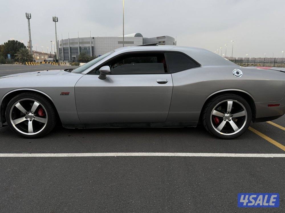 للبيع تشالنجر srt8
