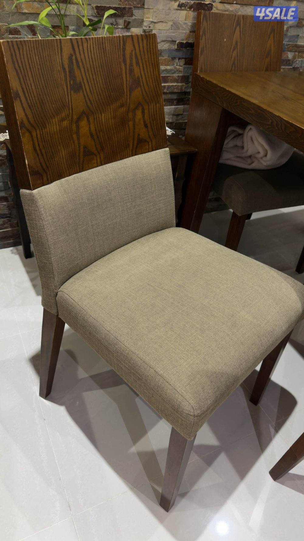 للبيع طاولة طعام مع ٦ كراسي، خشب ماليزي اصلي2