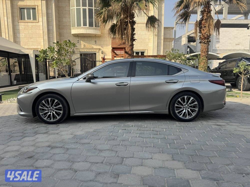 🔴2019 LEXUS ES250 بحالة ممتازة 🔴3