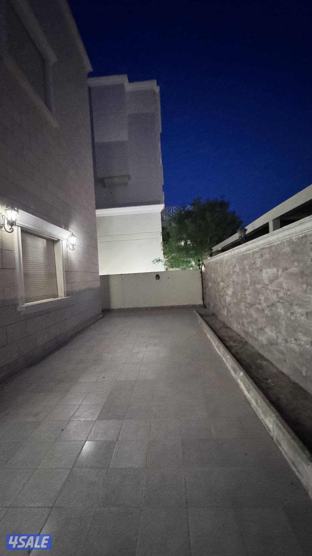 للإيجار قسيمه صباح الاحمد دور ام الهيمان  شقق جميع المنطقة العاشره0