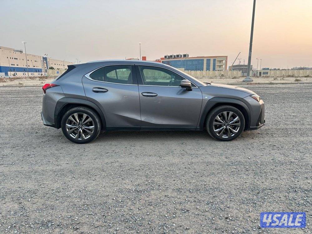 لكزس UX 200 F Sport أعلى فئة بحالة الوكالة3