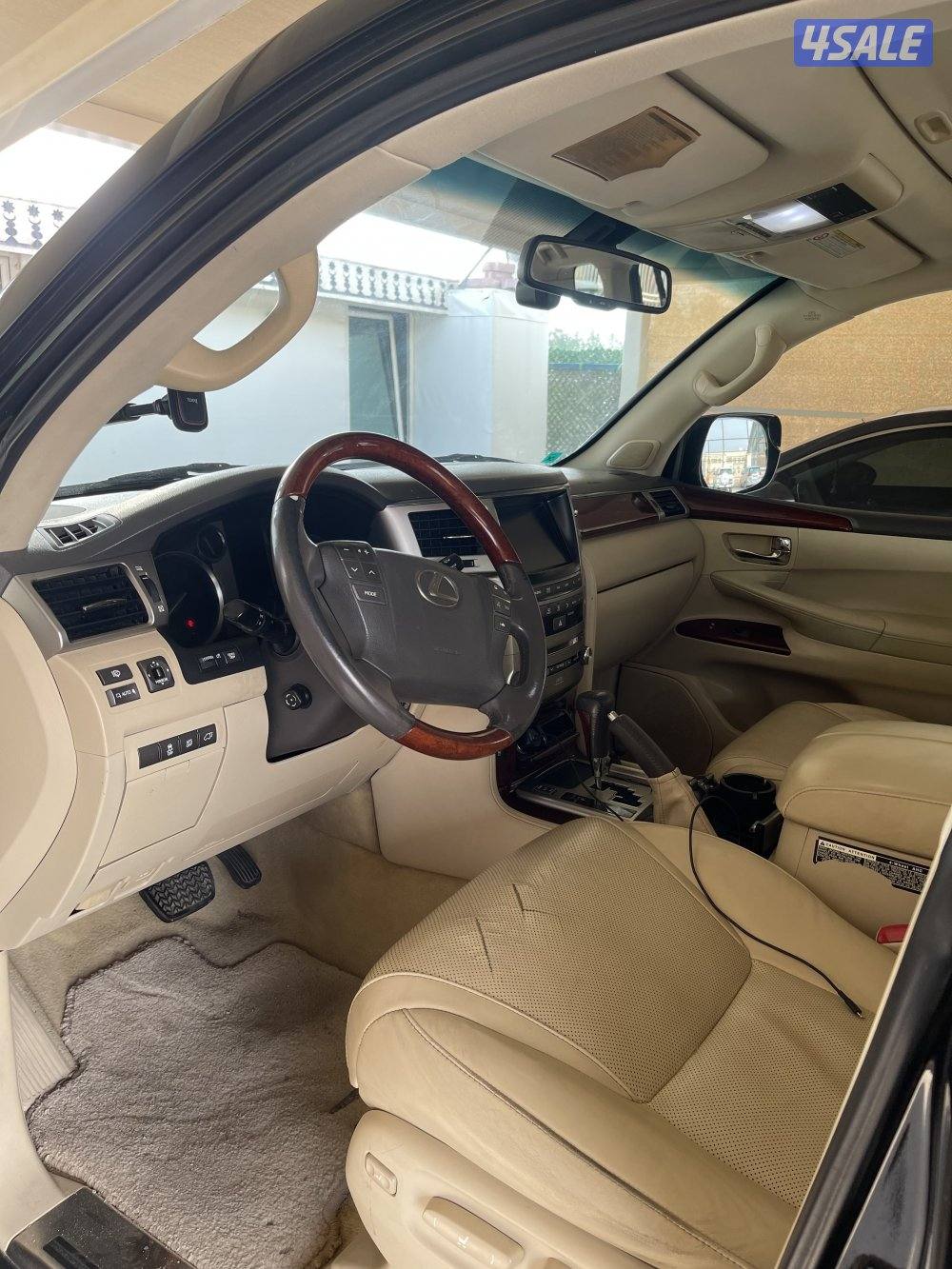 للبيع جيب لكسز 20123