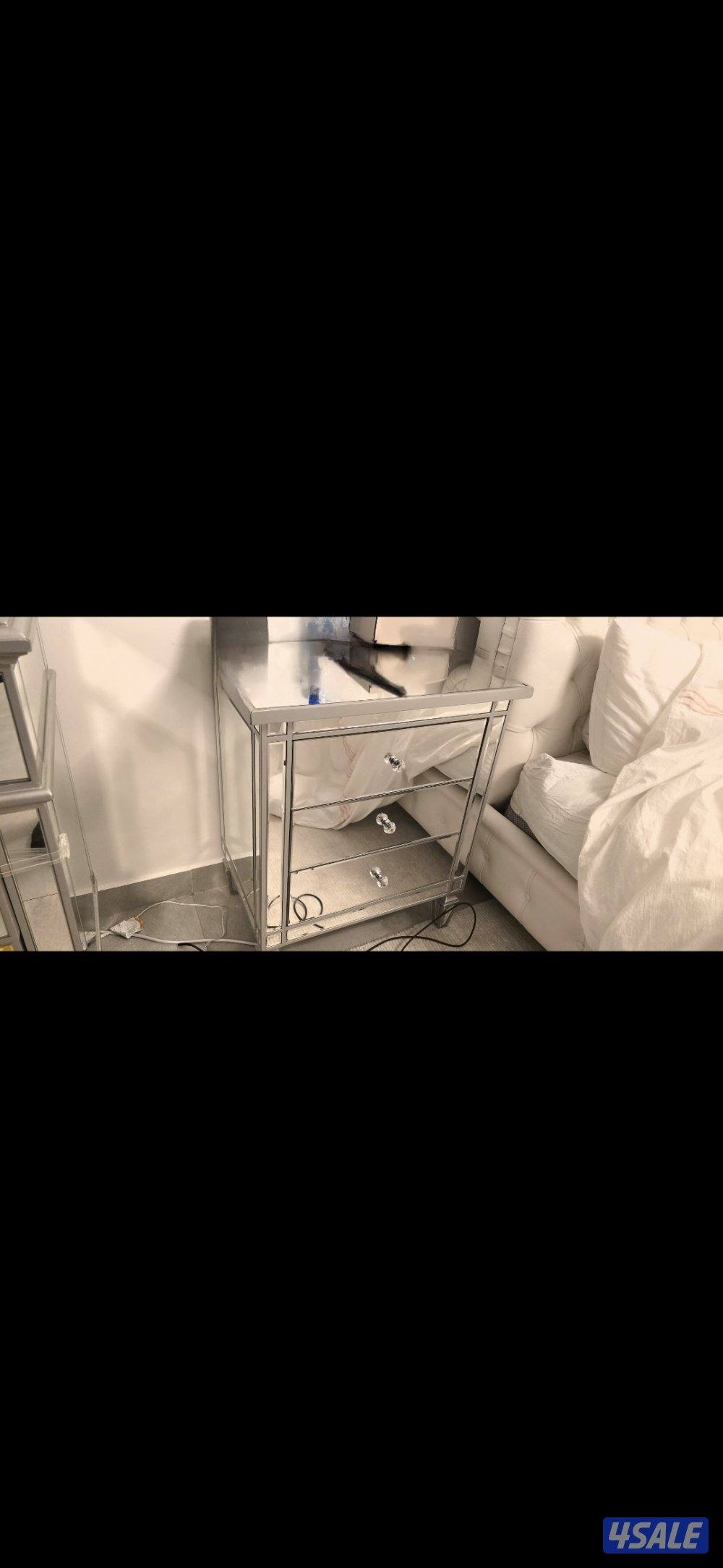 للبيع غرفة نوم ( فراش، جرارة و كومدينتين)3