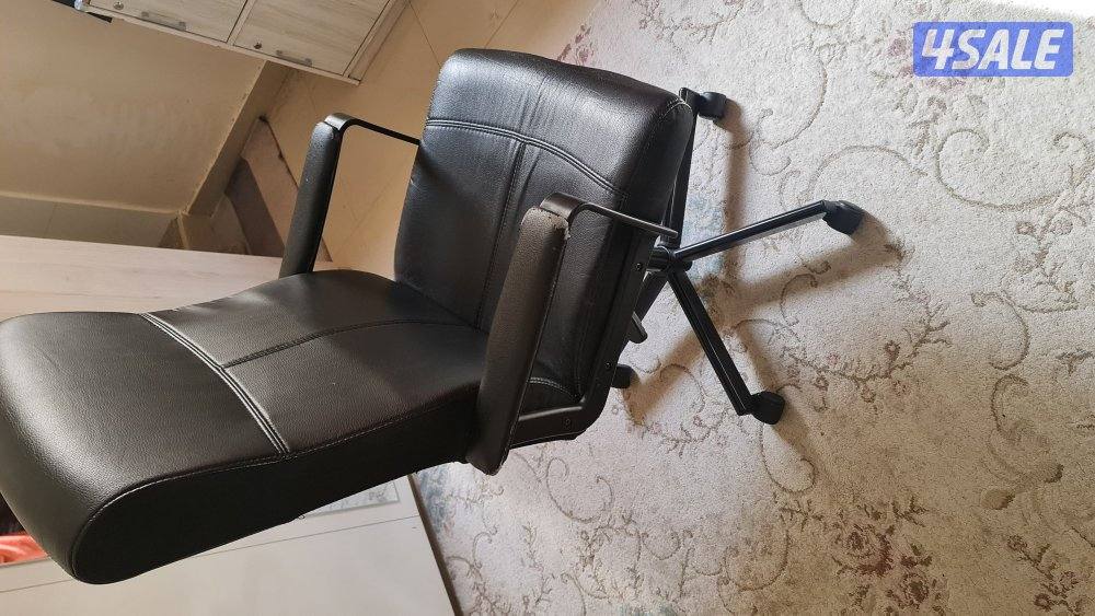 كرسي مكتب بحالة ممتازة0