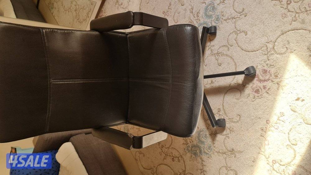 كرسي مكتب بحالة ممتازة1