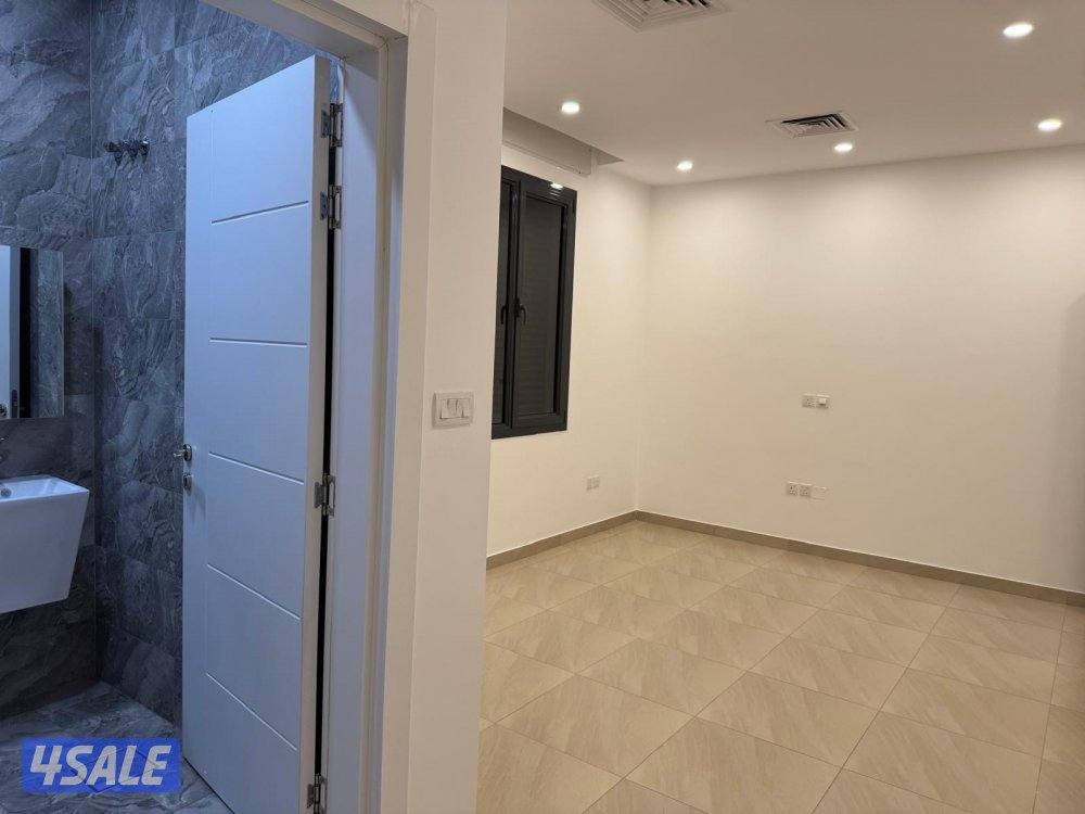 شقه للايجار 3 غرف منهم وحده ماستر+صاله +مطبخ+ غرفه شغال مع حمامها1