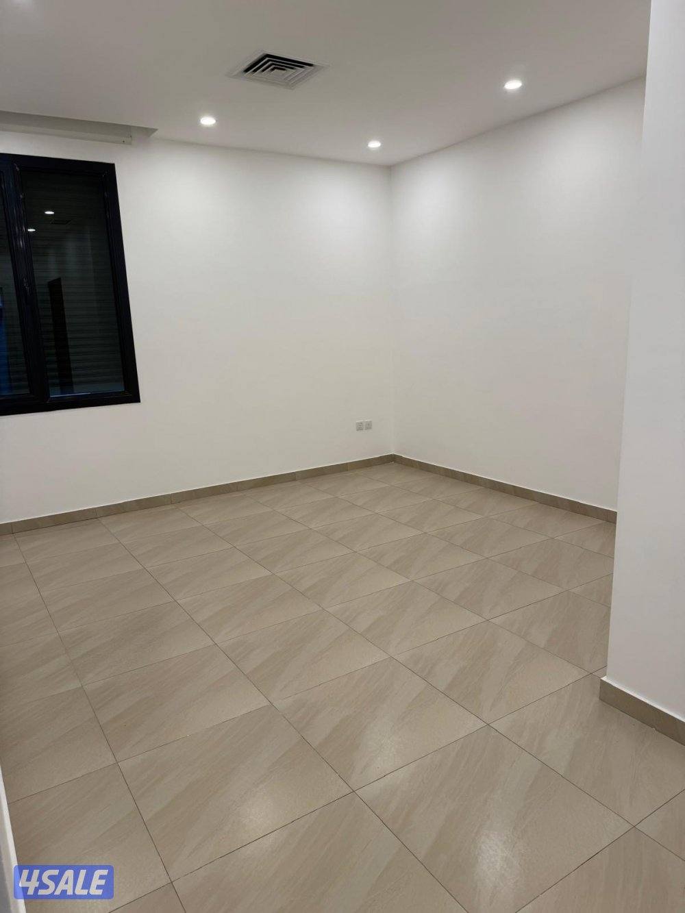 شقه للايجار 3 غرف منهم وحده ماستر+صاله +مطبخ+ غرفه شغال مع حمامها0