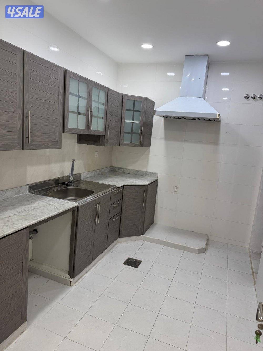 شقه للايجار 3 غرف منهم وحده ماستر+صاله +مطبخ+ غرفه شغال مع حمامها4