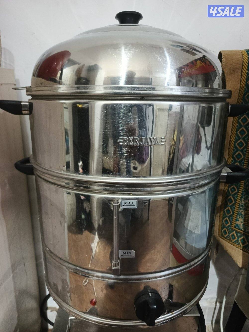 مكنية ذرة بحالة ممتازة و مكينة تسكير جلاصات بحالة جيدة جدا2