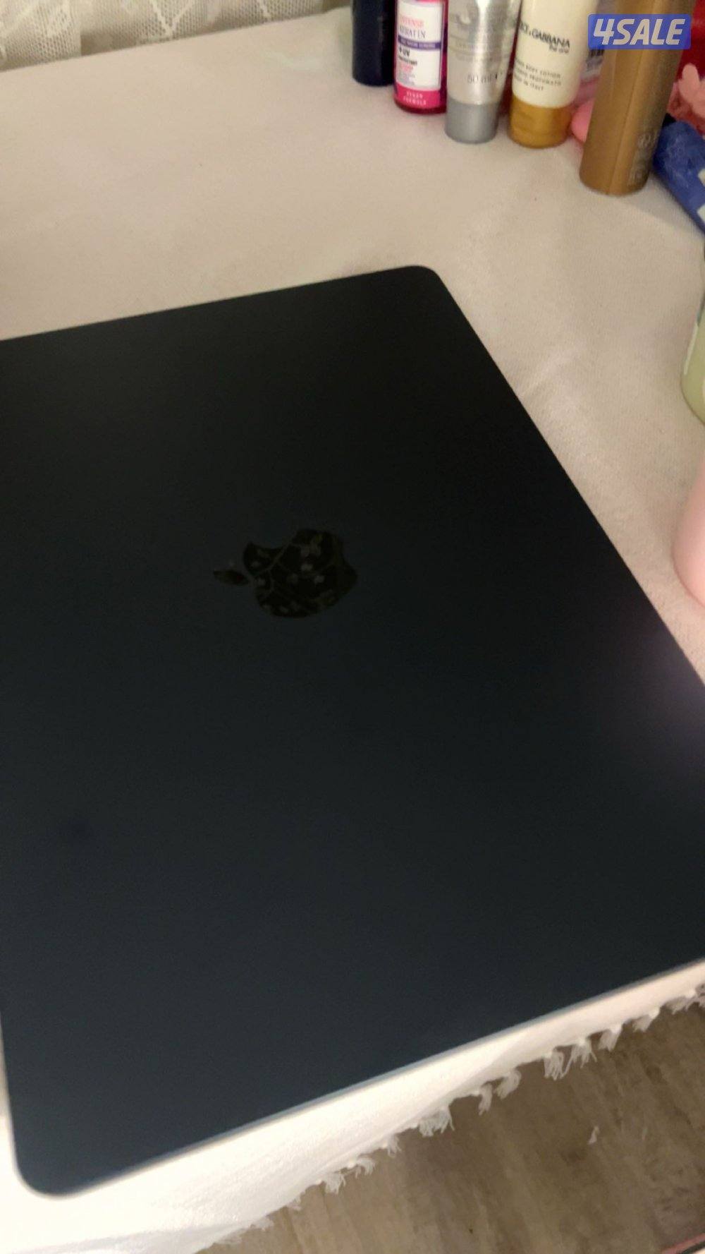 MacBook m2 جديد مو مستعمل الا تقريباً اسبوع من الشراء والبطارية جديده1