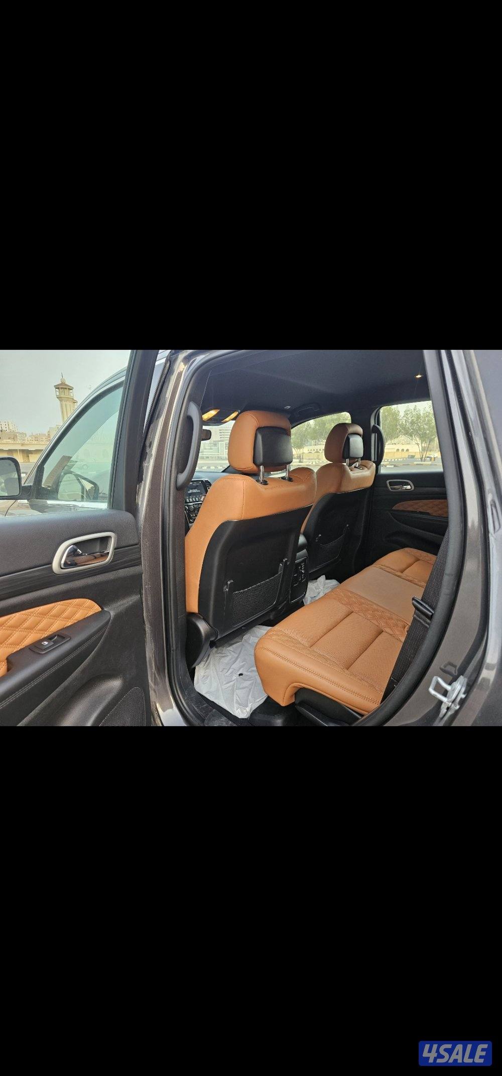 جراند شيروكي 2021 لاريدو 4x4 جلد تان1