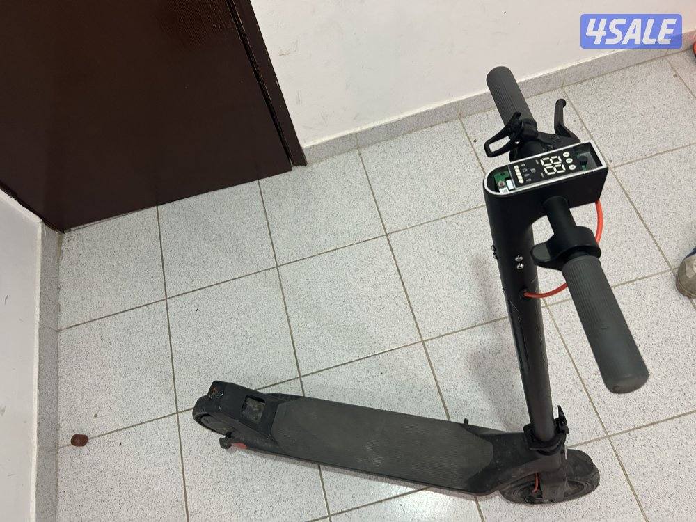 سكوتر للبيع مافي اي شي ‏ملاحظة التاير الخلفي يحتاج إلى تصليح بس0