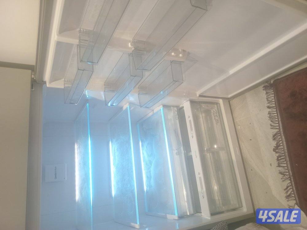 للبيع ثلاجة وطاولة طعام كبير بدون كرسي وتسريحه0