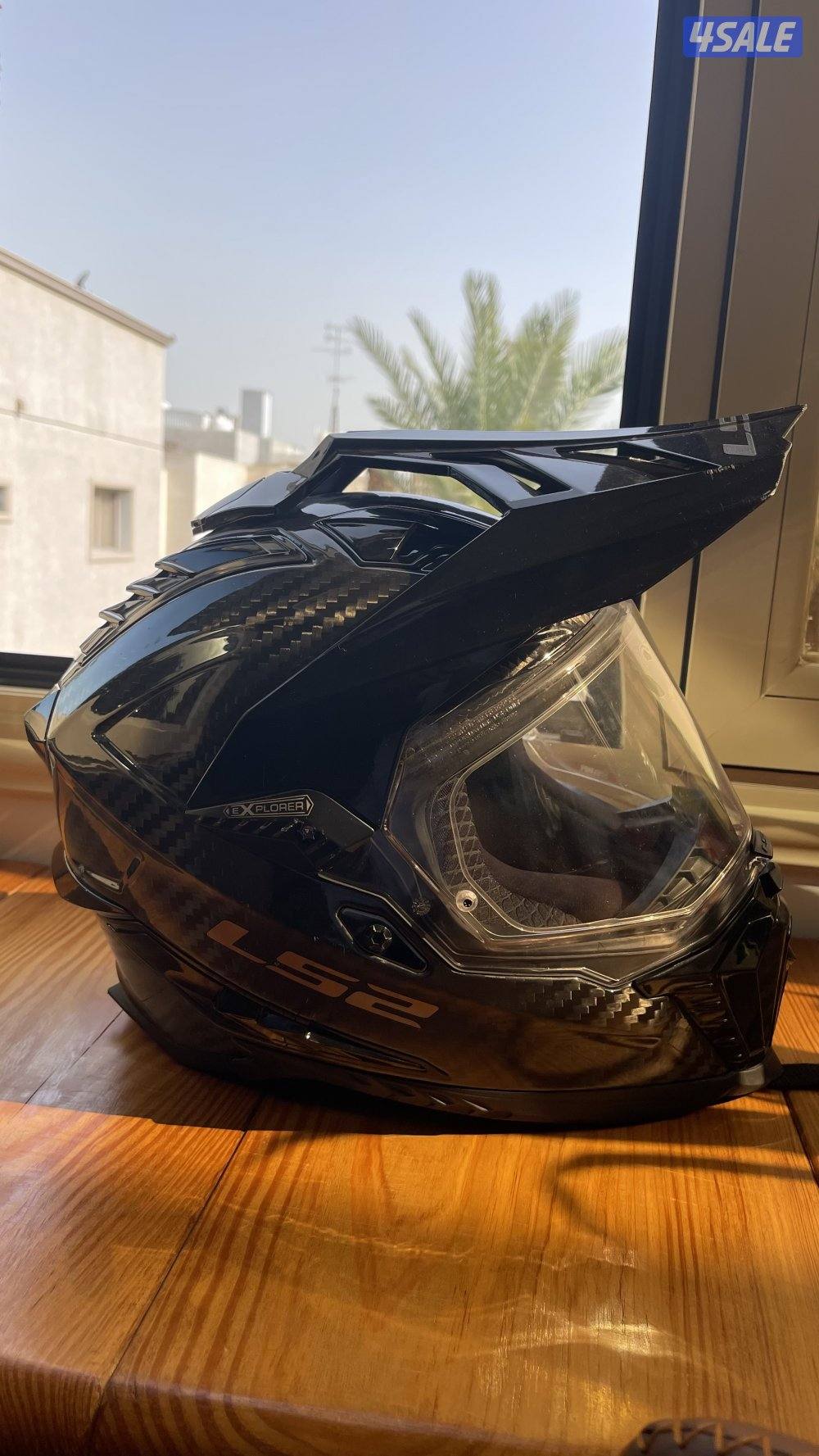 للبيع خوذه ماركه LS2 كاربون فايبر مقاس M ادفنجر2