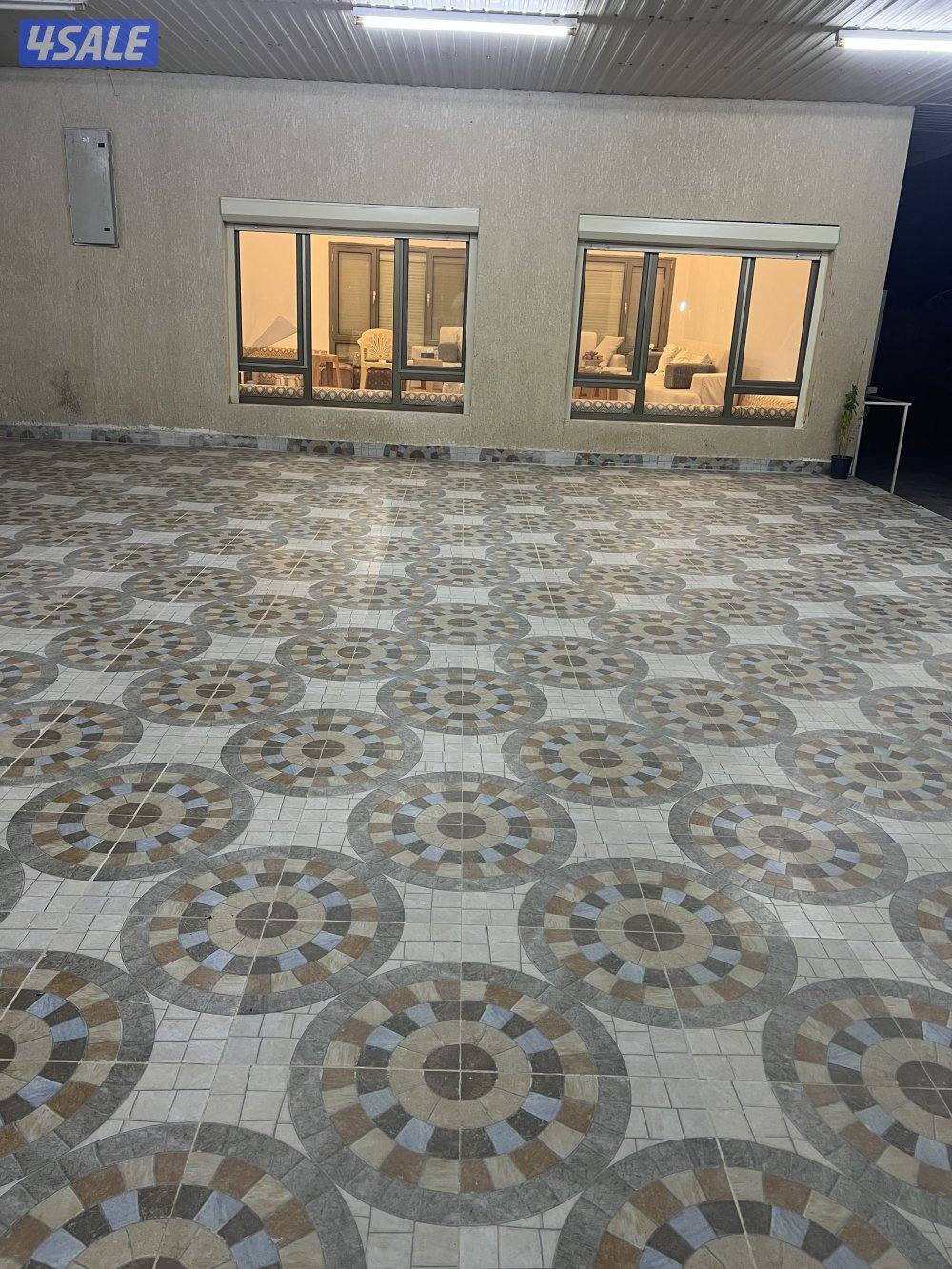 البيع مزرعه بالعبدلي مساحتها 25 ألف زاويه جاهزه للسكن دخول وخروج شريك0