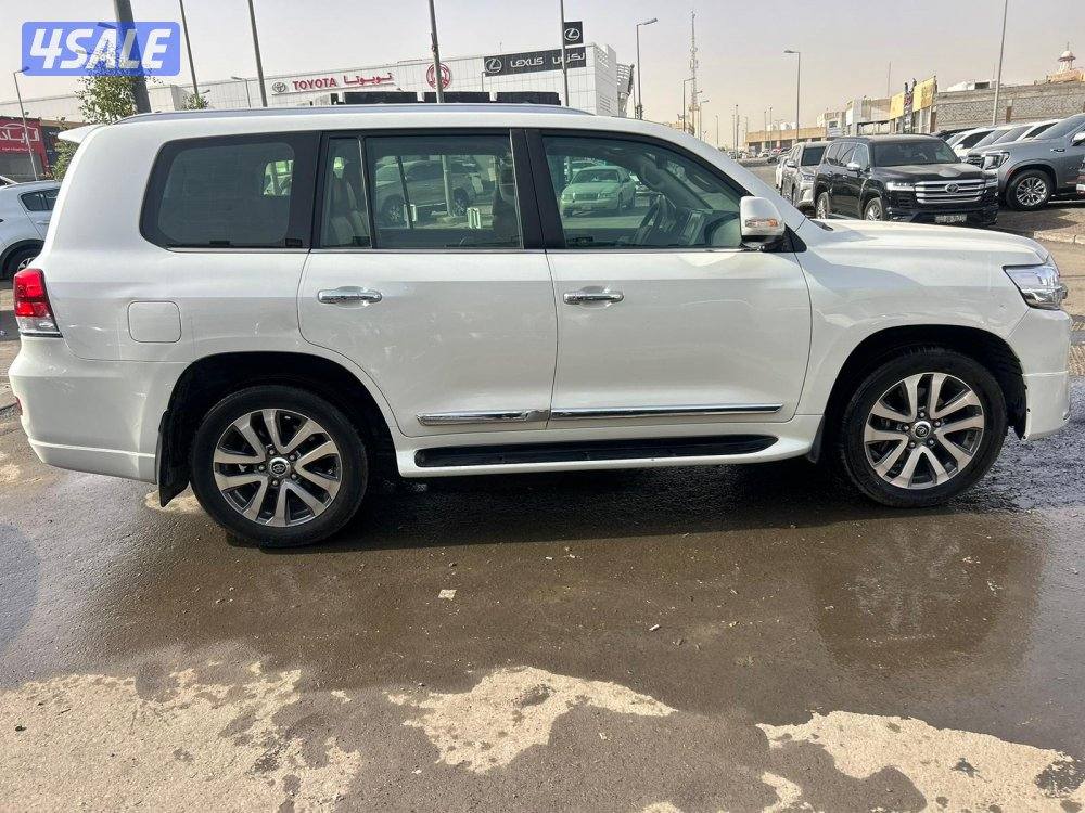 تويوتا لاندكروزر 5.7 VX.R -V8 موديل 2016 ماشى 309.000 k.m3