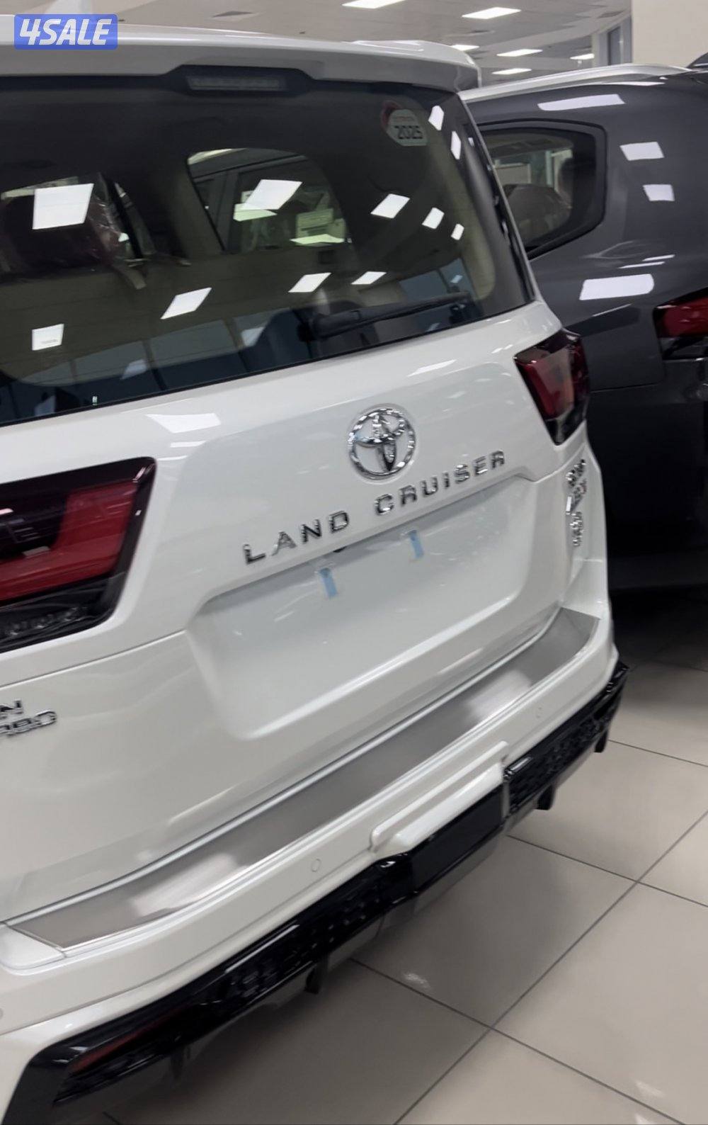 لاندكروزر 2025 شبه اصفار اللون ابيض تون تيربو الفل  جي اكس ار ايرو اس0