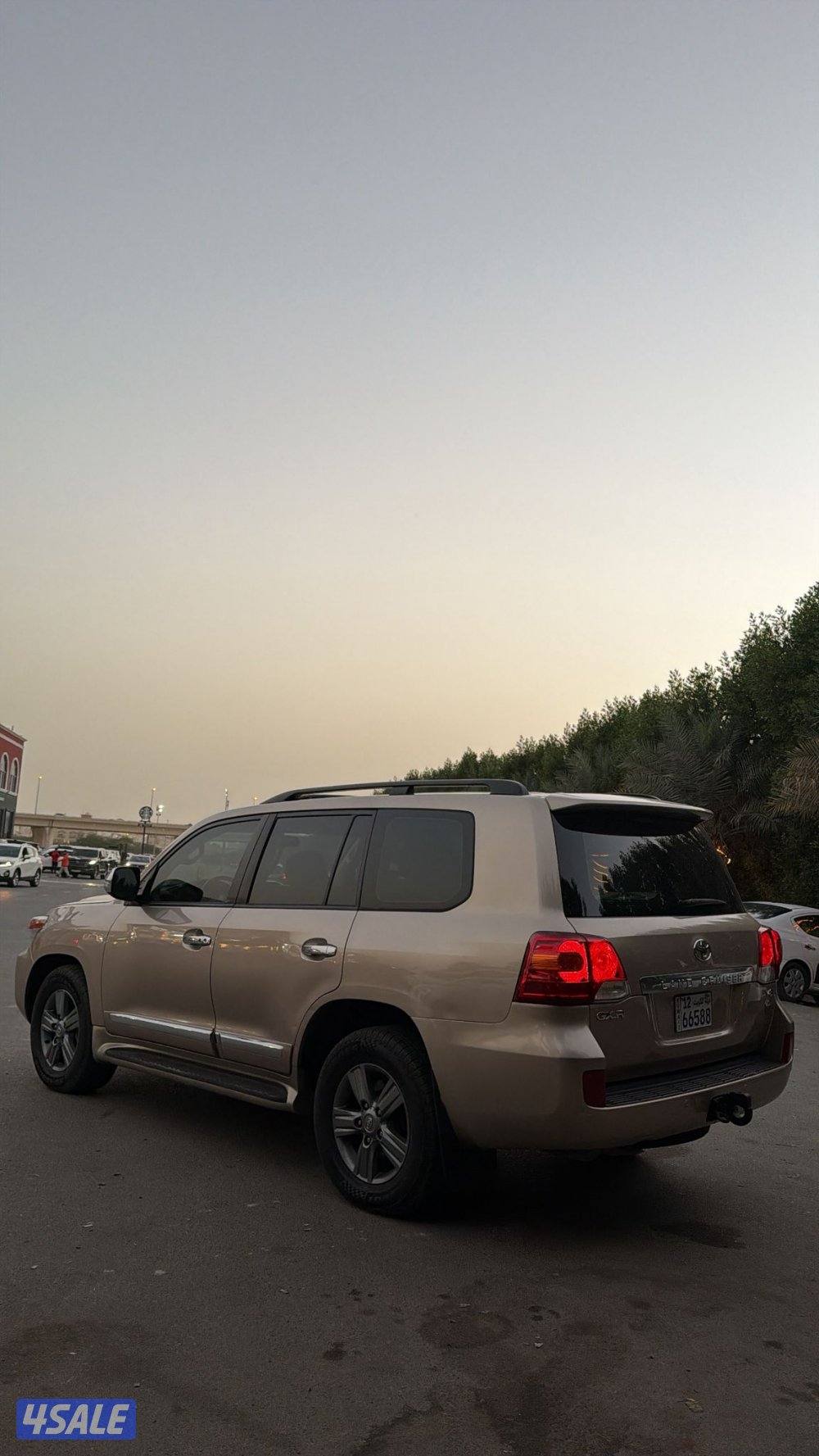 لبيع لاندكروزر GXR 2014 شرط الفحص صبغ الوكاله كامل الموصفات 8 سلندر8
