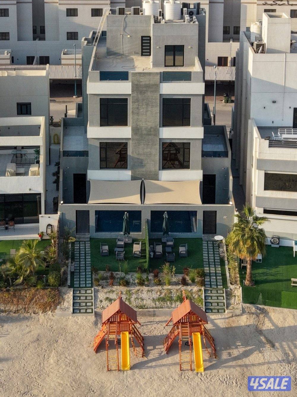 للبيع شاليه مقسم الى شاليهين في البحرية0