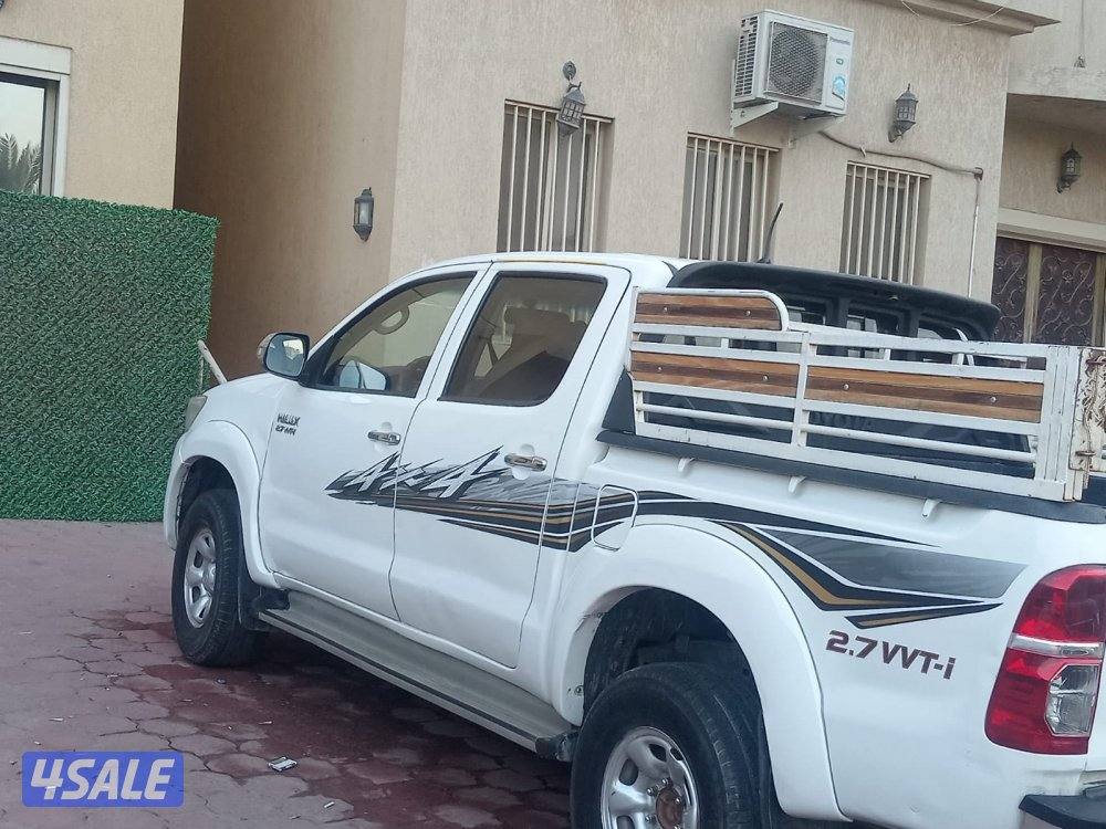 سيارة تويوتا هايلوكس ٢٠١٣ بحاله ممتازه شرط الفحص0