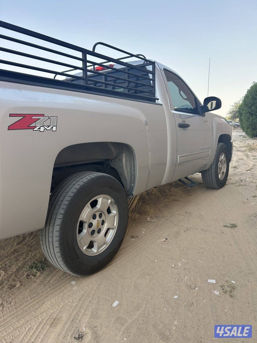 سلفرادو ٢٠١٣ لونه سلفر ماشي ٣٠٠ الف دبل قير شرط الفحص قير ومكينه وشاصي0