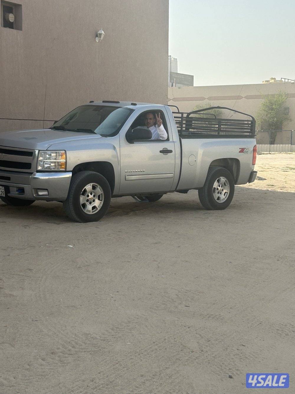 سلفرادو ٢٠١٣ لونه سلفر ماشي ٣٠٠ الف دبل قير شرط الفحص قير ومكينه وشاصي1