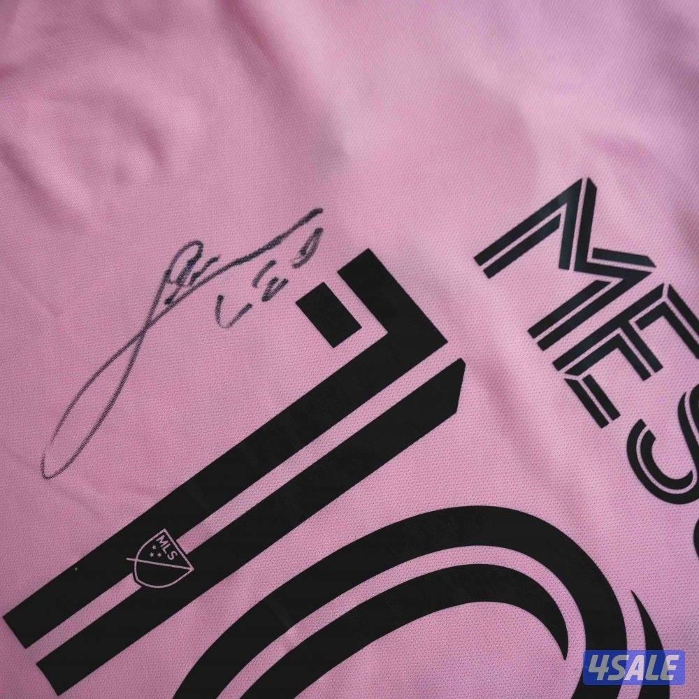 Football Signed Memorabilia قمصان و احذية كرة قدم موقعة1