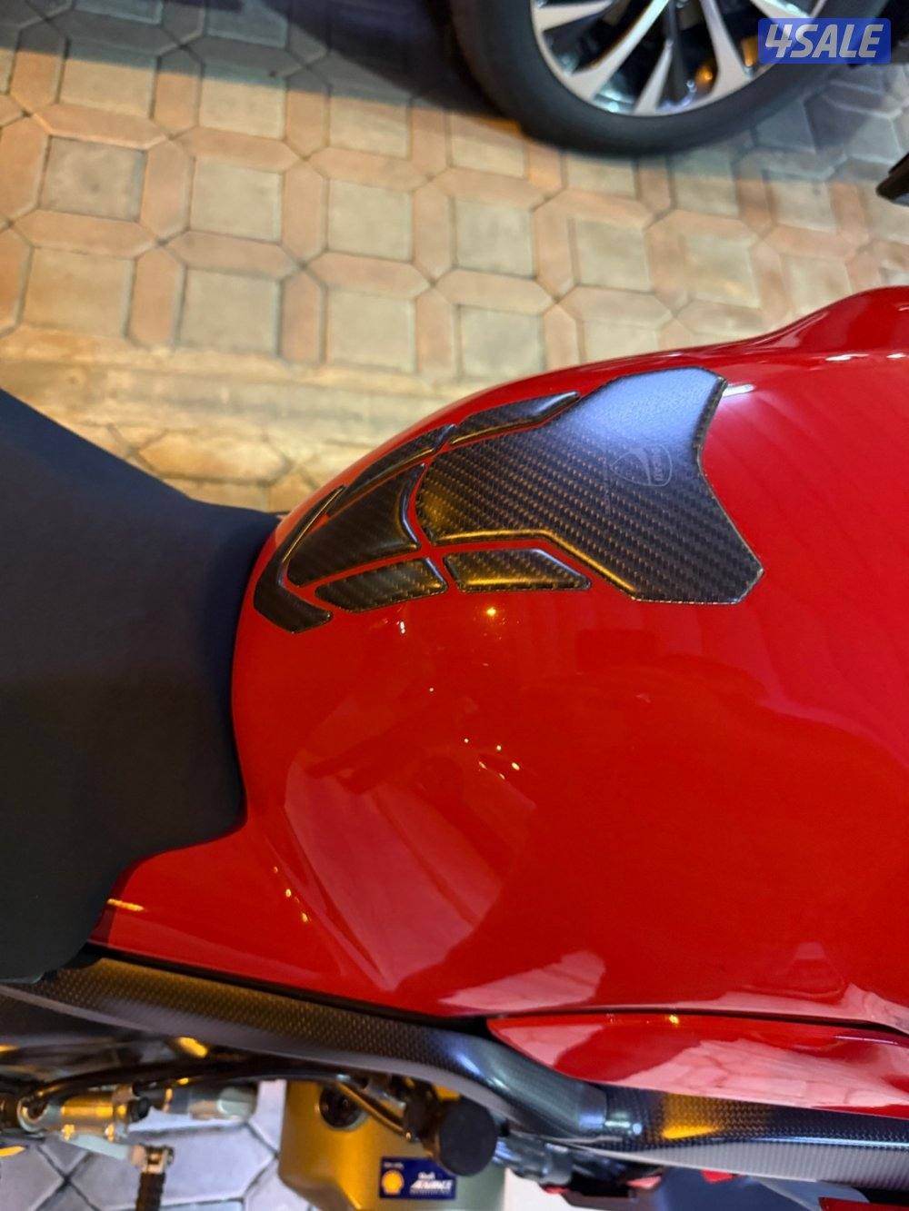 Ducati street fighter V4s with a 5000 kd accessories0