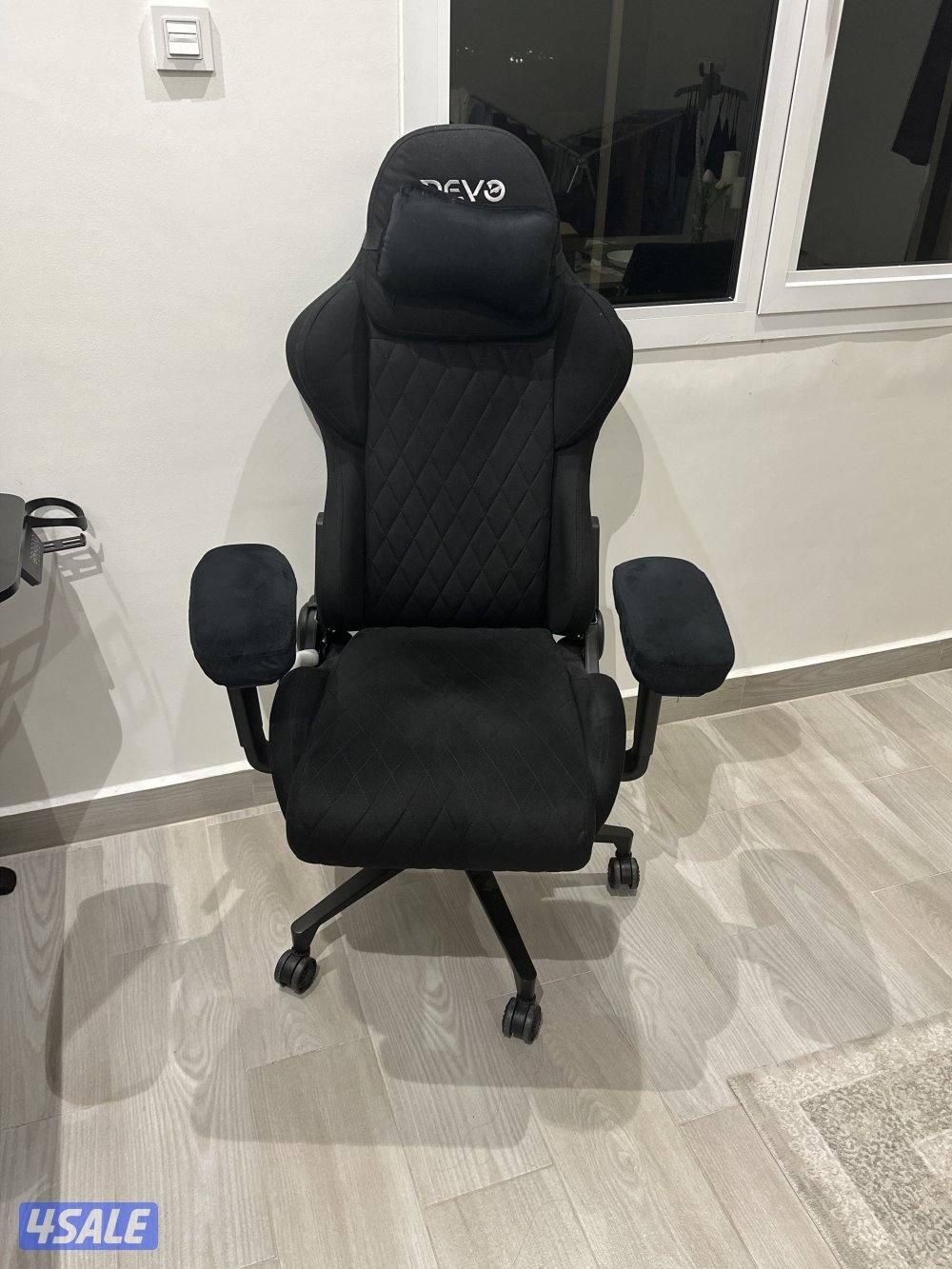 كرسي  قيمنق من دي فو جديد. وطاوله من ماكس جديده توني شاريها0