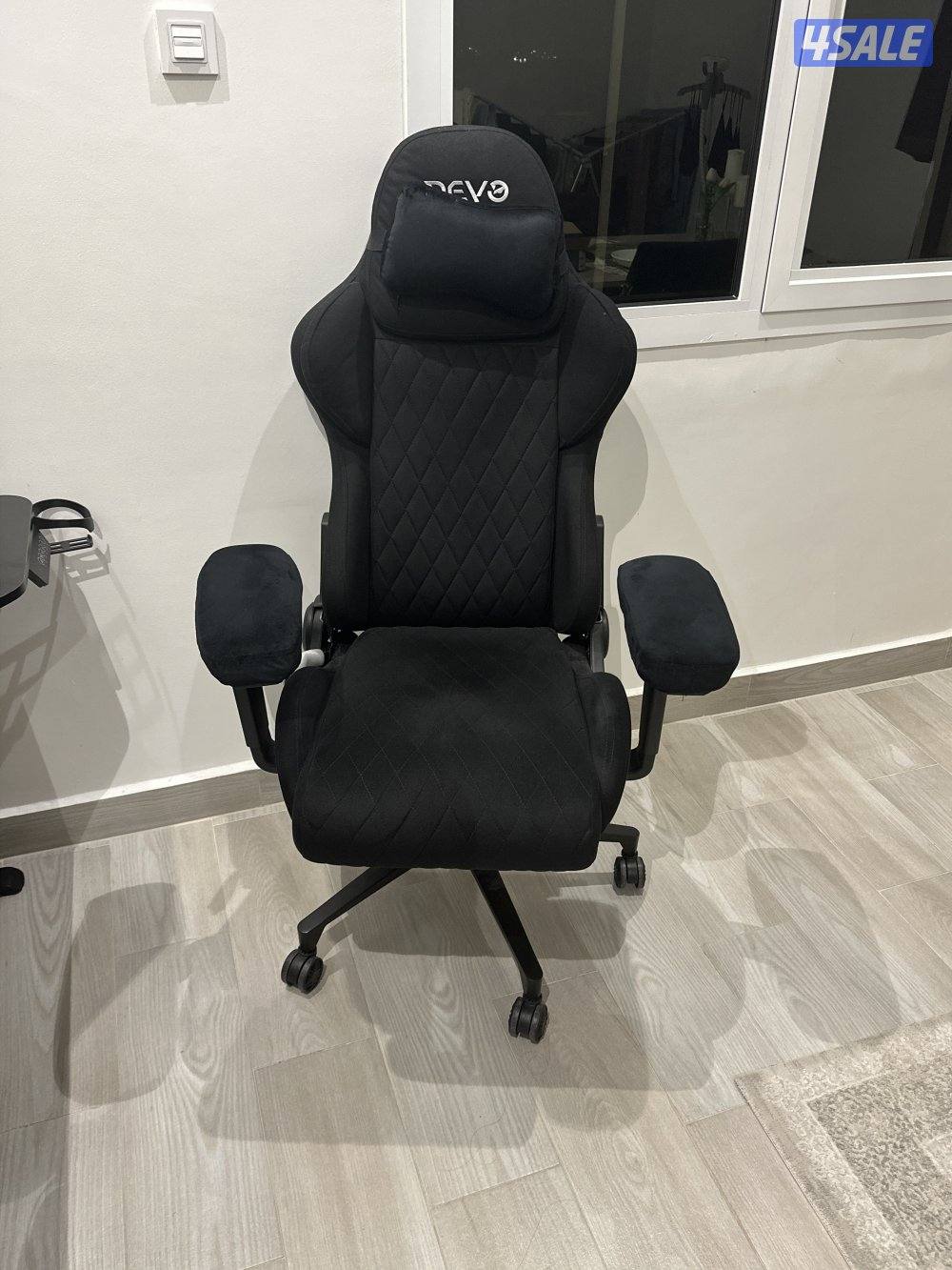 كرسي  قيمنق من دي فو جديد. وطاوله من ماكس جديده توني شاريها1