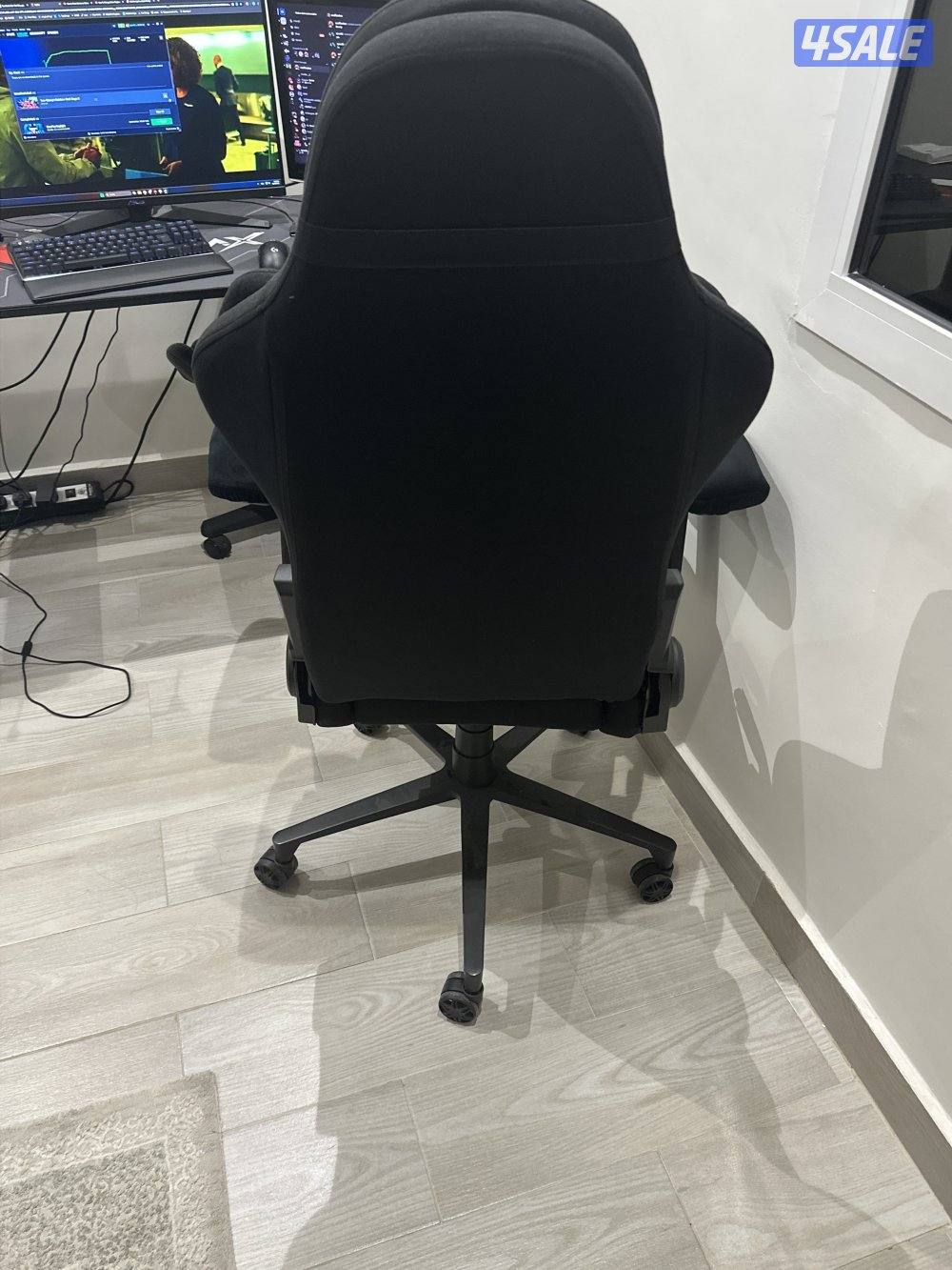 كرسي  قيمنق من دي فو جديد. وطاوله من ماكس جديده توني شاريها2