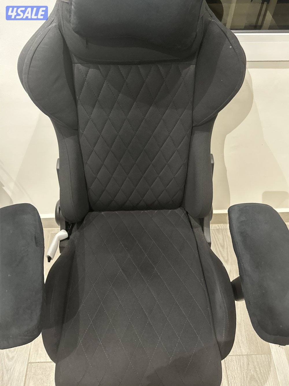 كرسي  قيمنق من دي فو جديد. وطاوله من ماكس جديده توني شاريها3