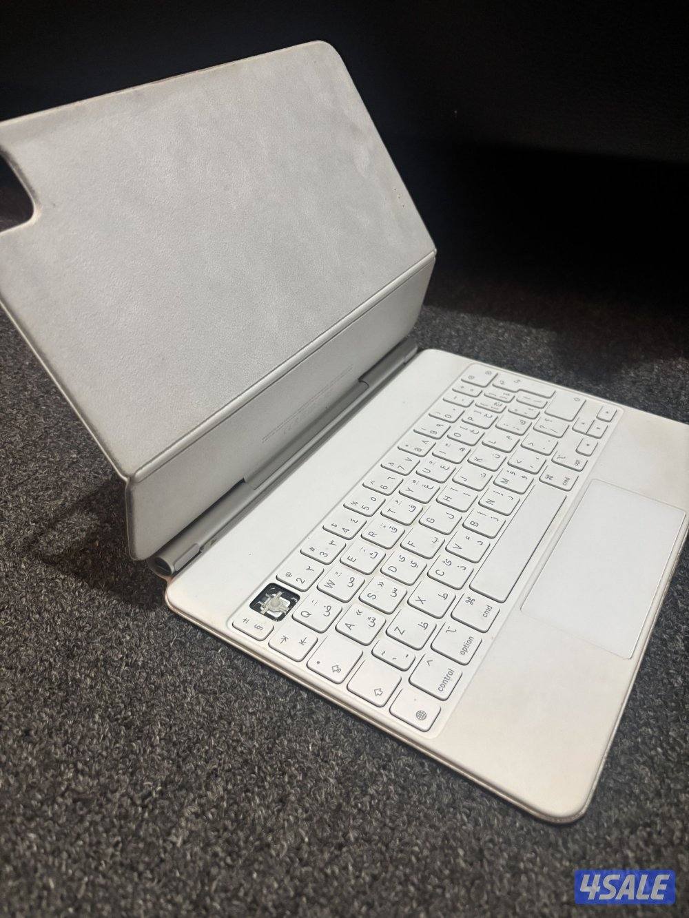 ipad magic keyboard, 1 key missing, in good condition0
