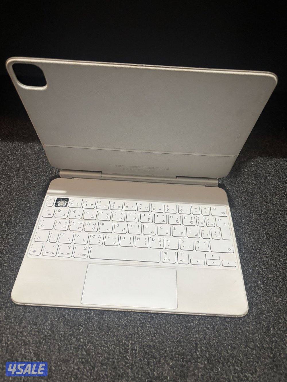 ipad magic keyboard, 1 key missing, in good condition1