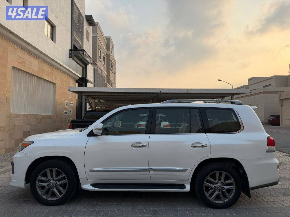 لكزس LX570 ٢٠١٣ وارد الخليج عداد ٢٣٥ ألف شرط الفحص صبغ قطعه وجزء فقط3
