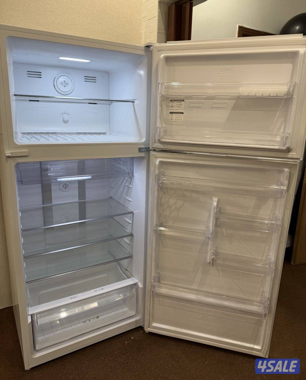 ثلاجة بفريزر وكراسي استرخاء بحالة ممتازة جدا0