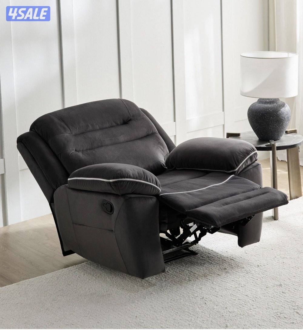 ثلاجة بفريزر وكراسي استرخاء بحالة ممتازة جدا1