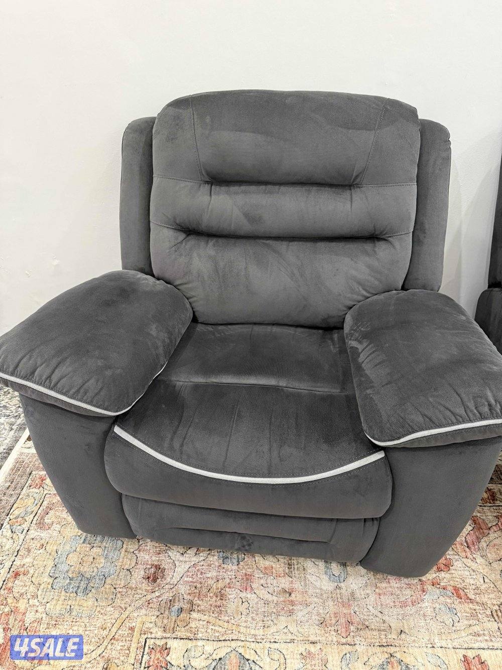 ثلاجة بفريزر وكراسي استرخاء بحالة ممتازة جدا2