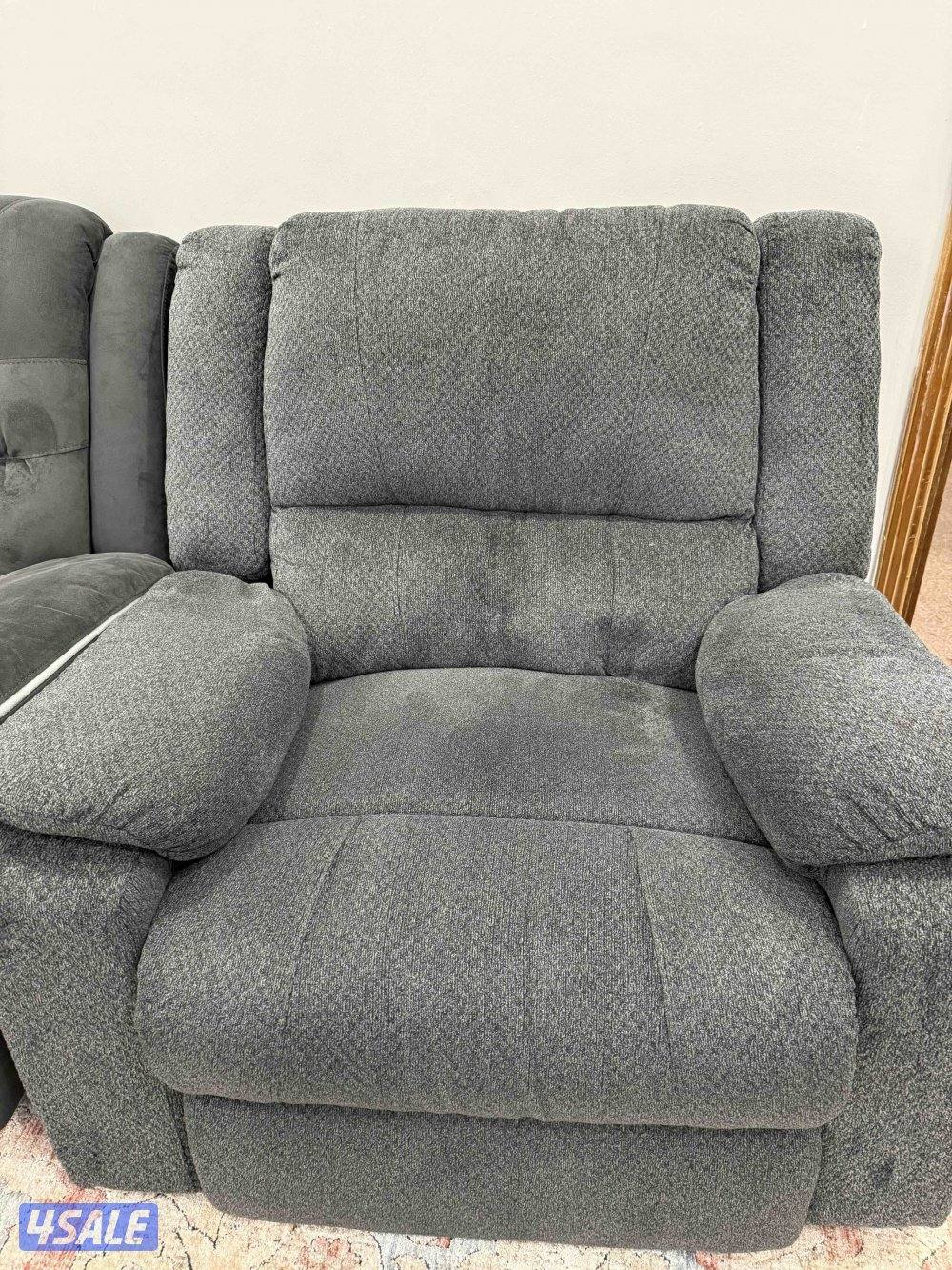 ثلاجة بفريزر وكراسي استرخاء بحالة ممتازة جدا4