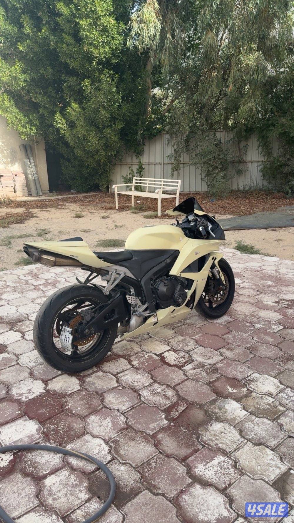 للبيع سيكل هوندا CBR6001