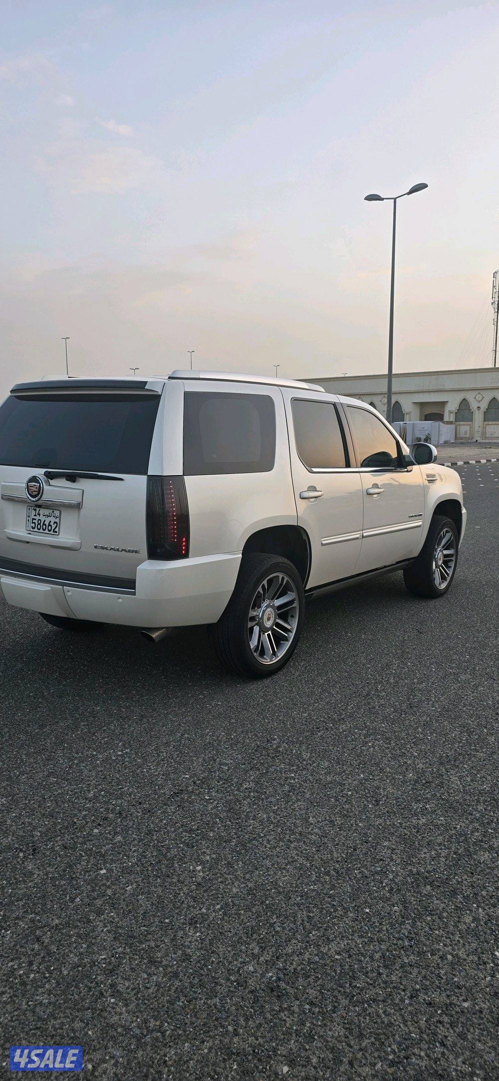 اسكاليد للبيع بلاتينيوم موديل 20134