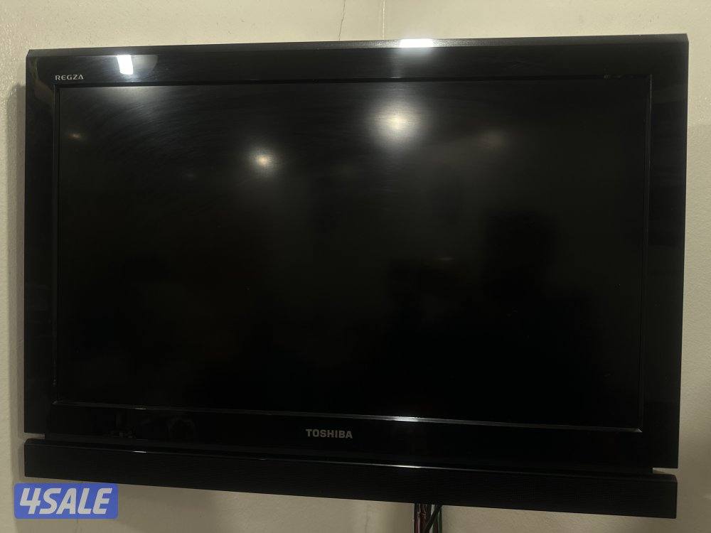 Toshiba 32″ LCD TV with Wall Mount + Remote — Good Condition0